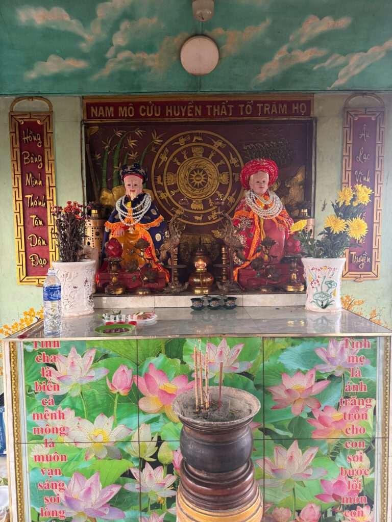 Hình ảnh bàn thờ Cửu Huyền với bát hương, hoa quả trang nghiêm, thể hiện lòng hiếu thảo và đạo sống người Việt về sự kính trọng tổ tiên.