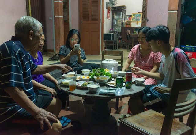 Bữa cơm sum vầy, nơi ông nội kể chuyện là khoảnh khắc thể hiện tinh thần Việt Đạo, nuôi dưỡng gốc rễ văn hóa Việt Nam trong tâm hồn cháu con.